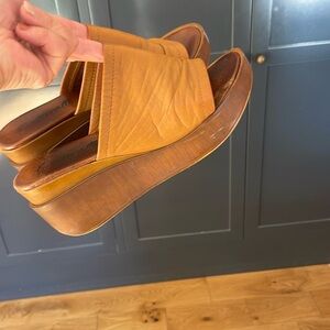 L’INTERVALLE Tan platform mules 8.5